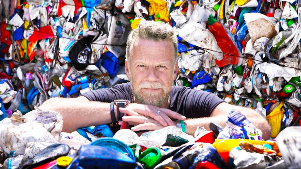 Gesundheitliche Folgeschäden?. Jenke von Wilmsdorff wagt einen gefährlichen Selbstversuch. Einen Monat lang steigert der Journalist seinen Konsum an Lebensmitteln, die mit Plastik in Kontakt stehen.