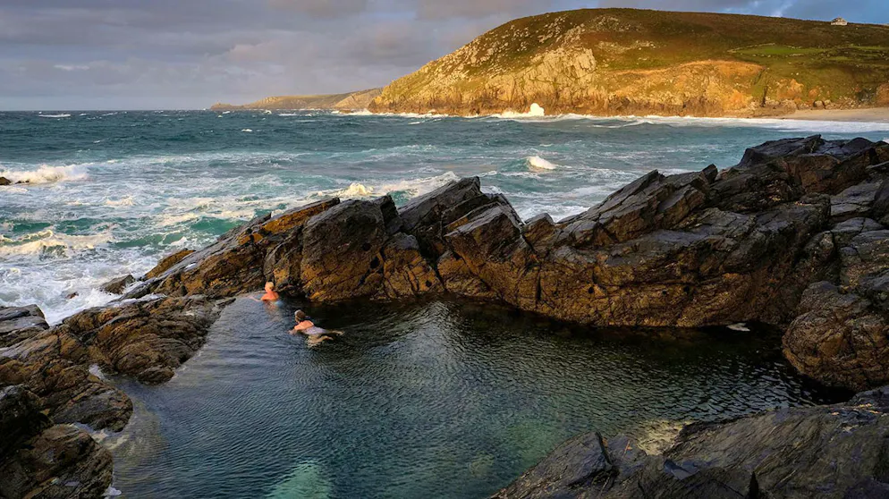 Alte Bergwerke in Cornwall laden heute zum Schwimmen ein. In den Pools an der Küste sind die Schwimmer gedanklich eine Welt weit entfernt von der Zivilisation.