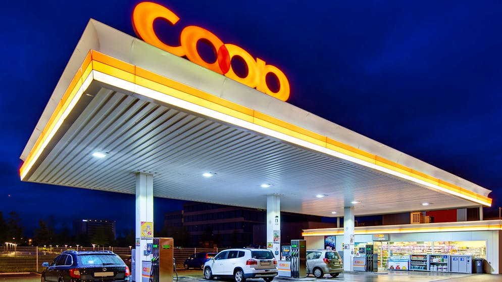 Fahrgemeinschaften. Coop richtet an Tankstellen Mitfahrpunkte ein.