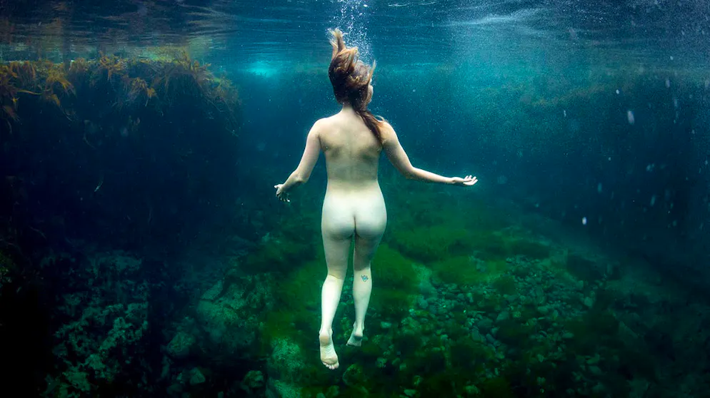 Alte Bergwerke in Cornwall laden heute zum Schwimmen ein. Wo früher indes Männer schwitzten, um Metalle abzubauen, haben heute vor allem Nacktbader ein Paradies gefunden. 