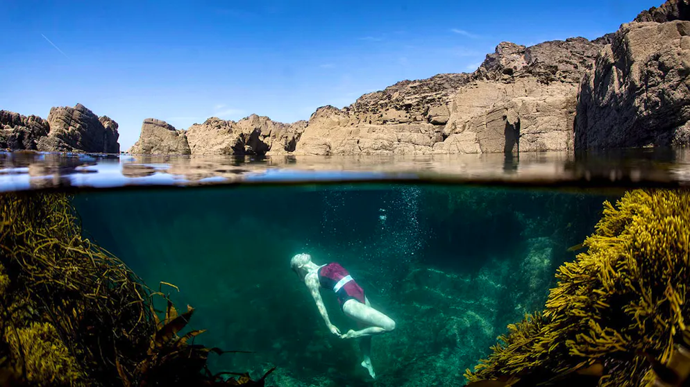 Alte Bergwerke in Cornwall laden heute zum Schwimmen ein. «Ich bin sehr dankbar, dass die Bergleute ihn ausgehoben haben und fühle mich privilegiert, dass ich ihn nutzen darf», sagt die Laura, die auch mal zum Badeanzug greift, wenn es denn unbedingt sein muss. 