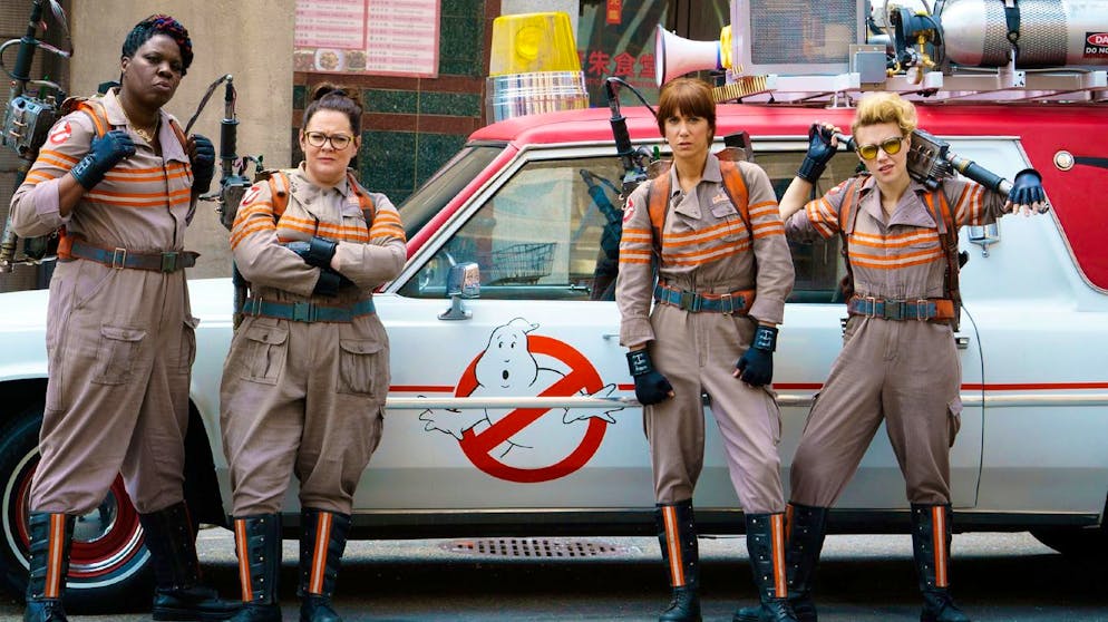 Dan Aykroyd wird wieder zum Geisterjäger. Die Geisterjägerinnen von 2016 werden ignoriert, von links: Leslie Jones, Melissa McCarthy, Kristen Wiig und Kate McKinnon kommen in «Ghostbusters 2020» nicht vor.