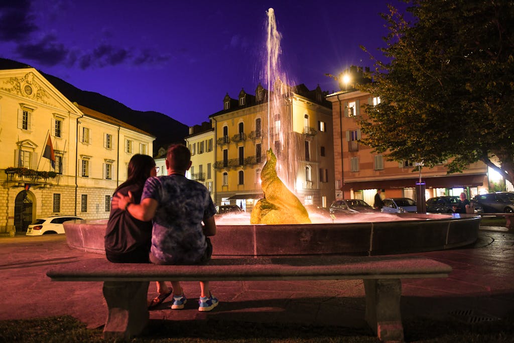 Bellinzona: La fontana della foca si tinge di arancione. Nella foto la Fontana della Foca, illuminata di arancione in occasione della Giornata mondiale per la sicurezza dei pazienti indetta dalla OMS con l'EOC.