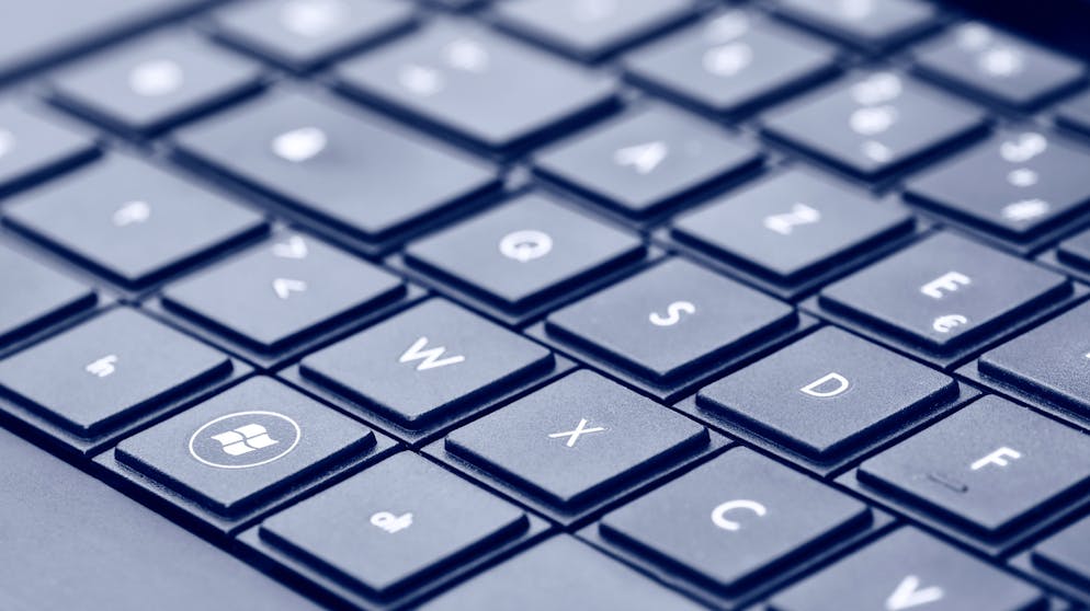 Screenshots auf Windows und Mac erstellen. Um auf Windows 10 einen Screenshot zu erstellen, kann man etwa die Windows-Taste + die Print-Taste drücken. Dann speichert Windows das Bildschirmfoto im entsprechenden Unterorder des Bilder-Verzeichnisses. Nur die Print-Taste zu drücken führt dazu, dass das Bildschirmfoto in die Zwischenablage gelegt wird.