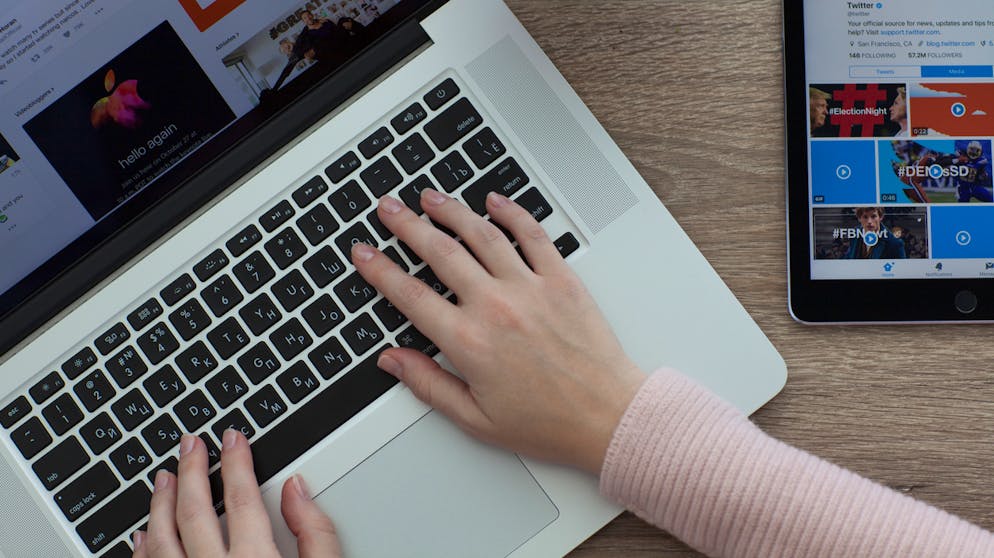Screenshots auf Windows und Mac erstellen. Auch auf Macs lassen sich natürlich Screenshots erstellen. Mit CMD+Shift+3 wird ein Foto des gesamten Bildschirms erstellt und als Bilddatei auf dem Desktop abgelegt.