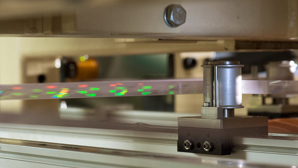 Die neunte Schweizer Banknoten-Serie. Appliziert wird unter anderem ein Richerheitsstreifen mit Hologrammen.