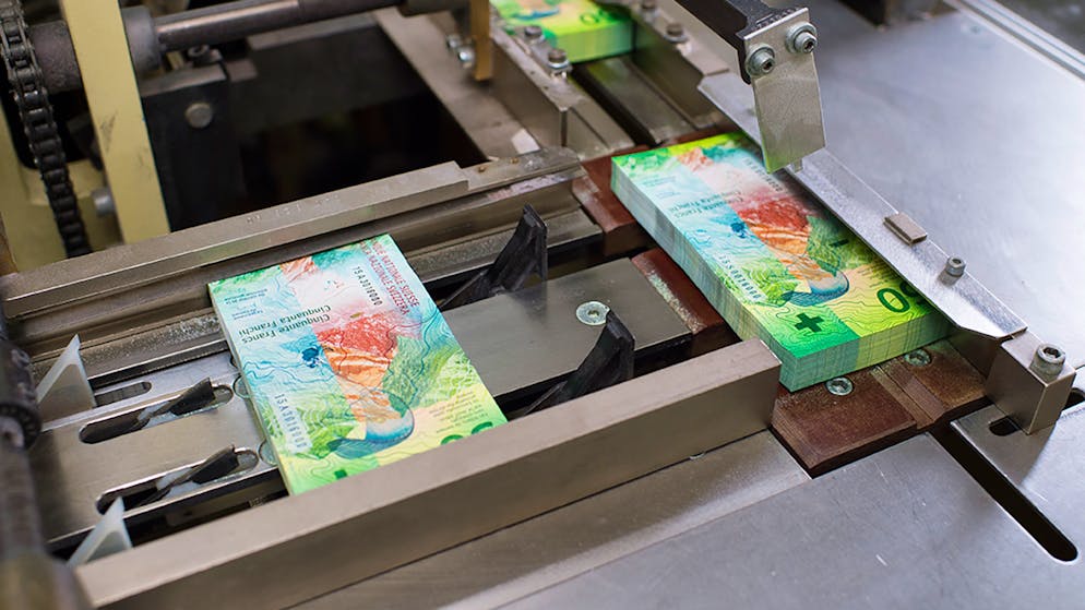 Die neunte Schweizer Banknoten-Serie. …die erst danach in Notengrösse zugeschnitten, gebündelt und verpackt werden.