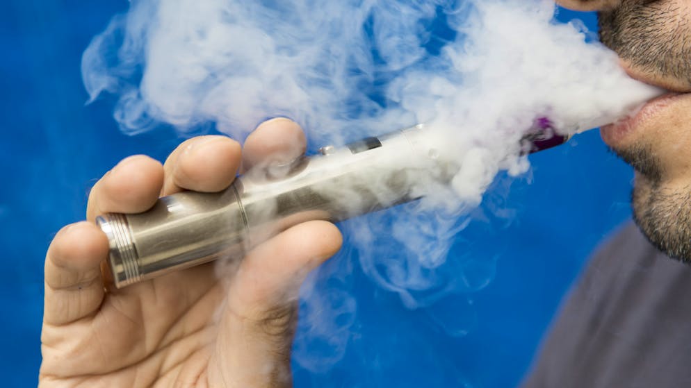 In den USA ist die Zahl der Toten durch E-Zigaretten auf acht gestiegen. Zudem traten bisher mehr als 900 Fälle von schweren Lungenerkrankungen auf, die mit den Dampfern zusammenhängen. (Symbolbild)