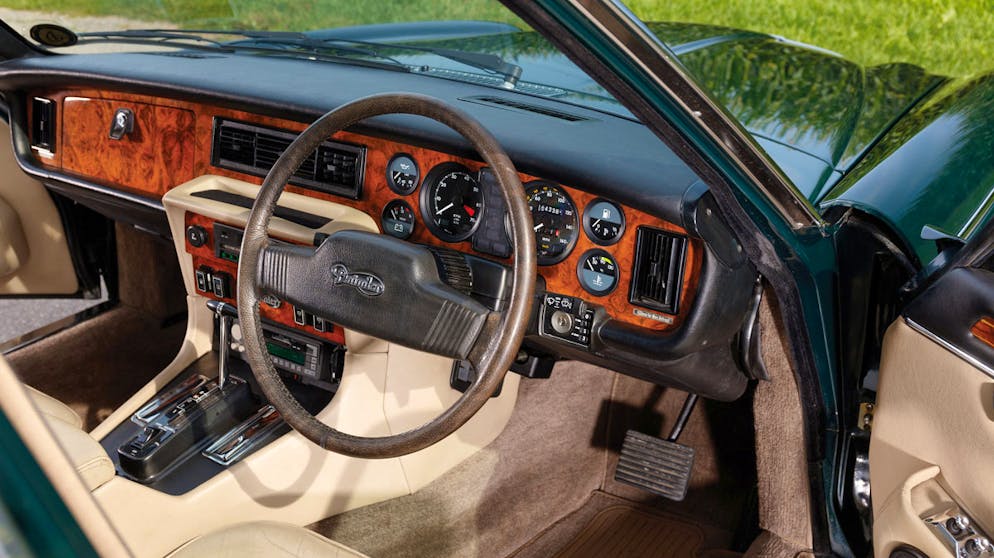 Daimler der Queen wird versteigert. Der Double Six verfügt über jeglichen Komfort und wurde bereits vor der Auslieferung an den königlichen Haushalt von den Ingenieuren über mehrere Tausend Kilometer auf Herz und Nieren geprüft. 