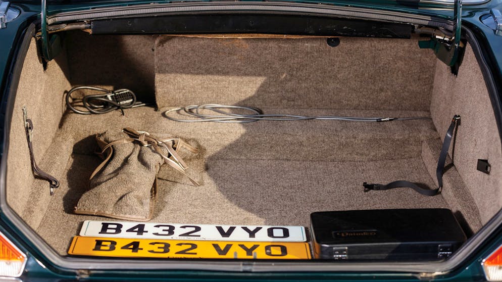 Daimler der Queen wird versteigert. Im Umfang befinden sich neben Fotos, die Elizabeth II. mit dem Auto zeigen, auch ein Satz Kontrollschilder mit dem ursprünglichen königlichen Kennzeichen. Zudem sind alle Originalhandbücher, Werkzeuge, Schlüssel, die komplette historische Dokumentation und ein offiziell abgestempeltes Zertifikat von Daimler-Jaguar enthalten. Auch eine Konvoi-Leuchte ist dabei. Die Nebelscheinwerfer können in einem speziellen Signalmodus aufblinken. 