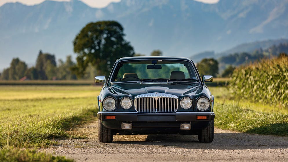 Daimler der Queen wird versteigert. Im Oktober kommt das Fahrzeug bei einer Sotheby's-Auktion unter den Hammer. Laut dem Auktionshaus handelt es sich um ein «in jeder Hinsicht bemerkenswertes Auto».