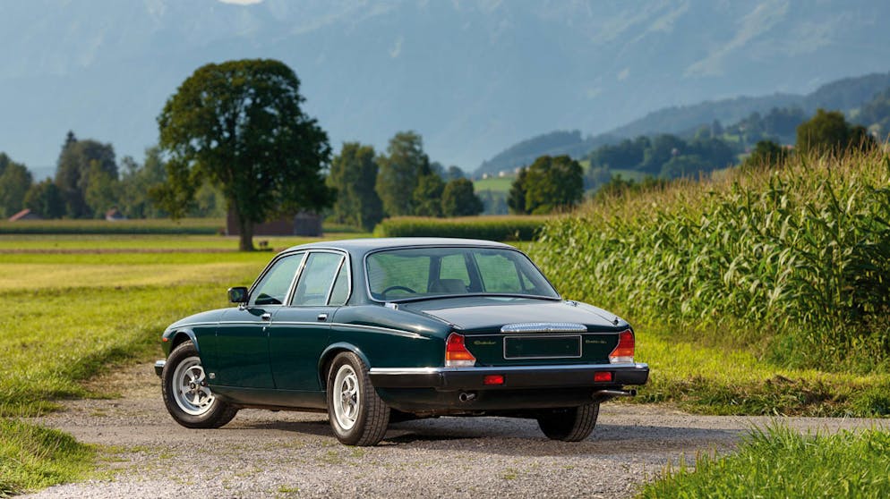 Daimler der Queen wird versteigert. Danach kehrte das Auto zurück an Jaguar. Erst 2010 wurde es vom derzeitigen Besitzer gekauft. Am 24. Oktober 2019 sucht der Daimler Double Six einen neuen Käufer.