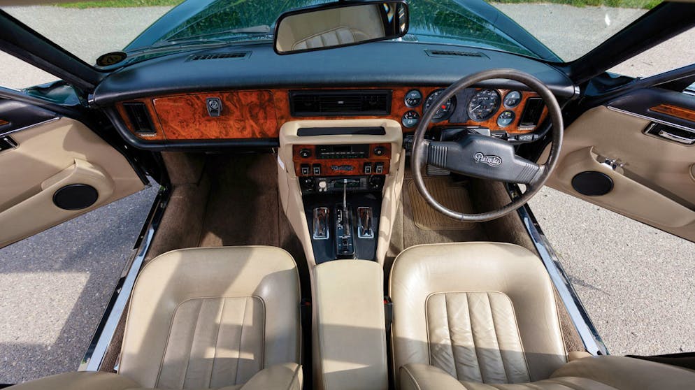 Daimler der Queen wird versteigert. Vor allem auf dem Beifahrersitz dürfte die Queen selbst Platz genommen haben. Die Rückbank ist hingegen durchgängig, weil so die Corgi-Hunde der Queen auf Reisen komfortabler abhängen konnten. 