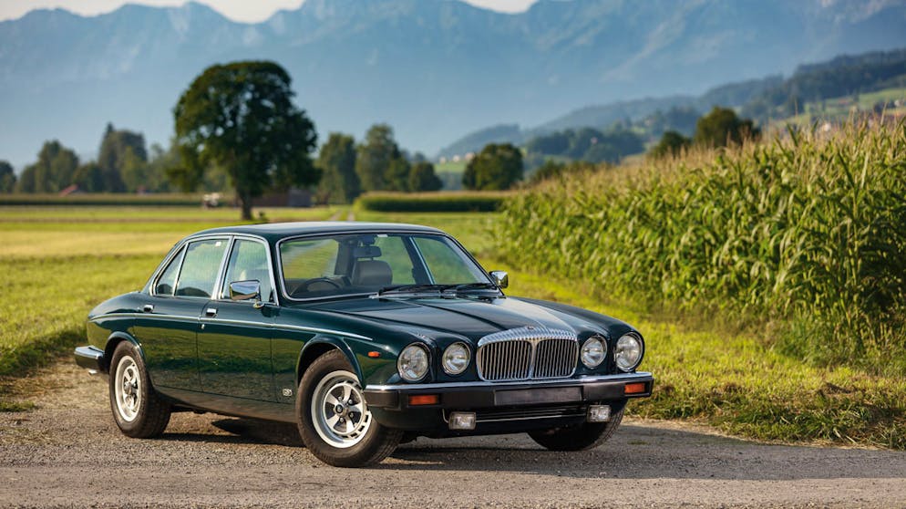 Daimler der Queen wird versteigert. Die britische Daimler Motor Company liefert schon seit Beginn des letzten Jahrhunderts Fahrzeuge für die königliche Familie. Im Jahr 1960 übernahm Jaguar das Unternehmen. Der Markenname wurde bis zum Jahr 1992 für grosse Chauffeurslimousinen verwendet. Dieser Daimler Double Six, Baujahr 1984, gehörte Queen Elizabeth II. 