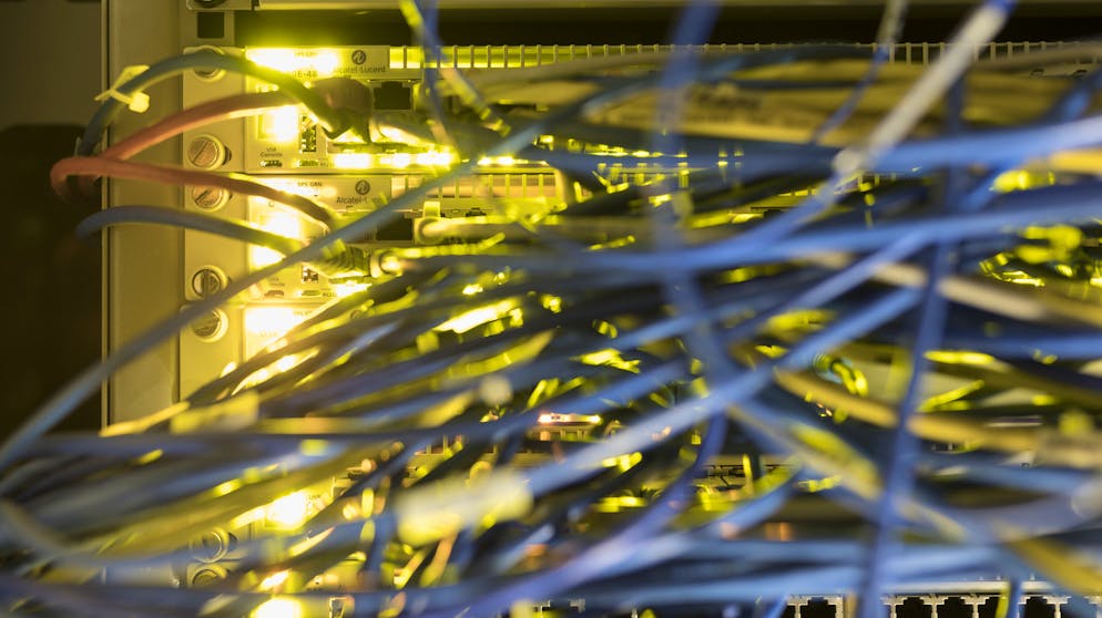 Ist ein IT-Gerät erst ans Internet angeschlossen, lauern zahlreiche Gefahren durch unzureichende Sicherheit.