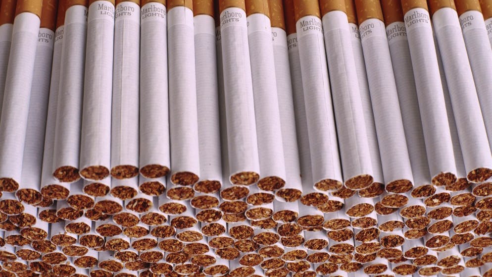 Restriktiverer Umgang mit Tabakprodukten. Zigaretten und andere Tabakprodukte sollen nach Ansicht der kleinen Kammer nicht mehr so aktiv beworben werden können – zum Schutz der Jugendlichen. (Themenbild)