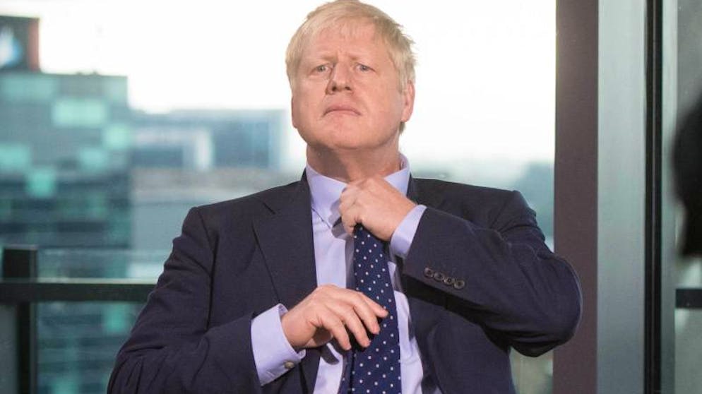 Premier Boris Johnson richtet seine Krawatte vor einem Auftritt in der Andrew Marr Show auf dem Sender BBC, währen dem er die Vorwürfe des Amtsmissbrauchs entschieden zurückwies.