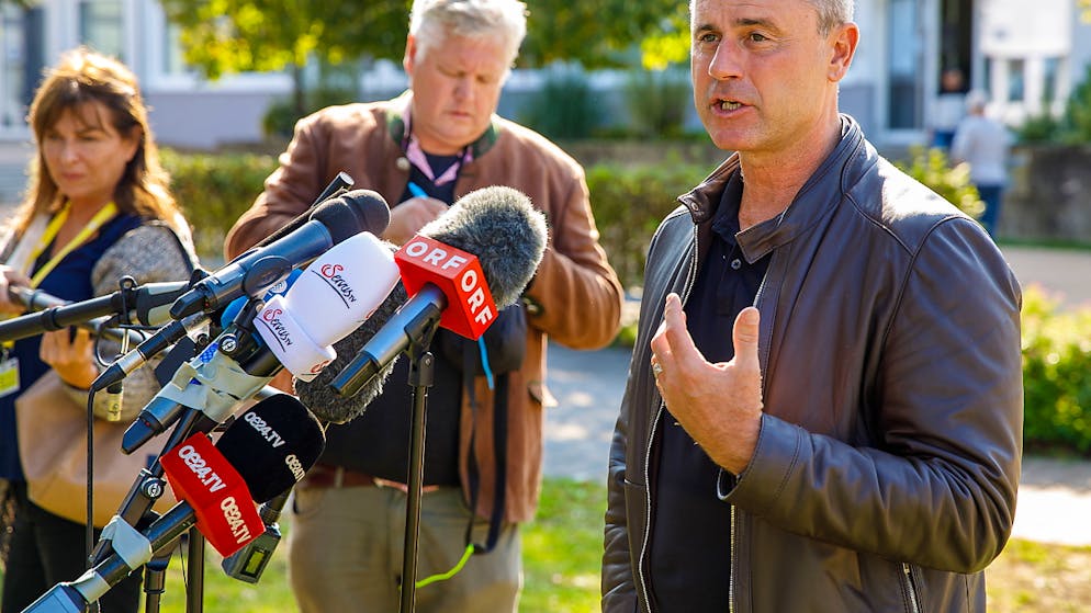 Parlamentswahl in Österreich begonnen. Bei einem Pressestatement anlässlich seiner Stimmabgabe für die Parlamentswahl räumt FPÖ-Chef Norbert Hofer eine Starke Belastung durch die Vorwürfe gegen EX-Parteichef Heinz-Christian Strache ein.