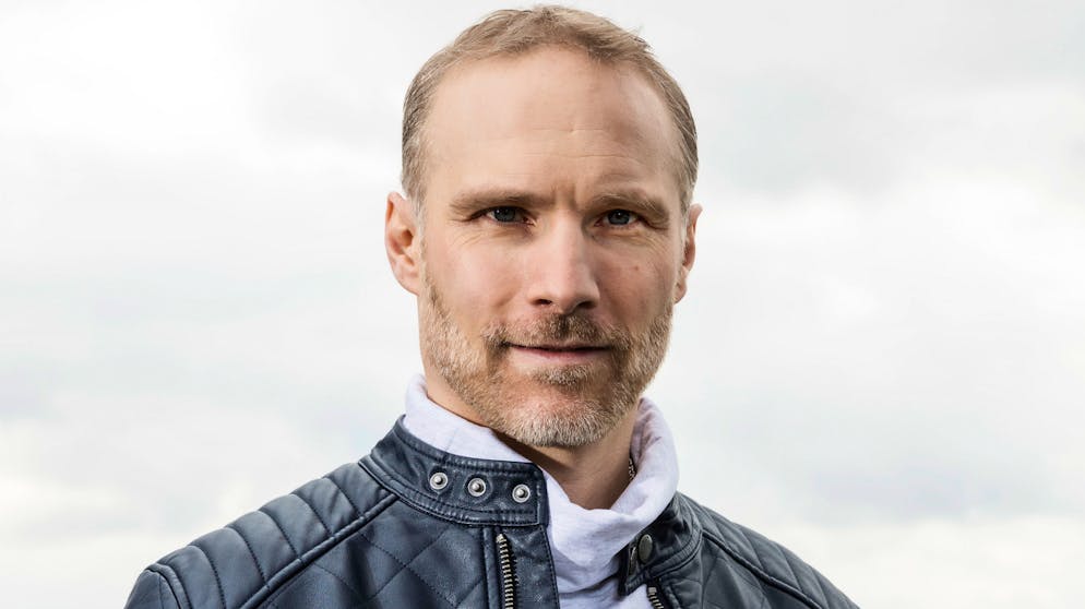 Jürg Hösli ist Ernährungswissenschaftler und greift gerne kontroverse Themen aus Sport, Psychologie und Ernährung auf. Er ist Begründer der Ernährungsdiagnostik und der Schule für Ernährungsdiagnostik erpse in Winterthur und Zürich.