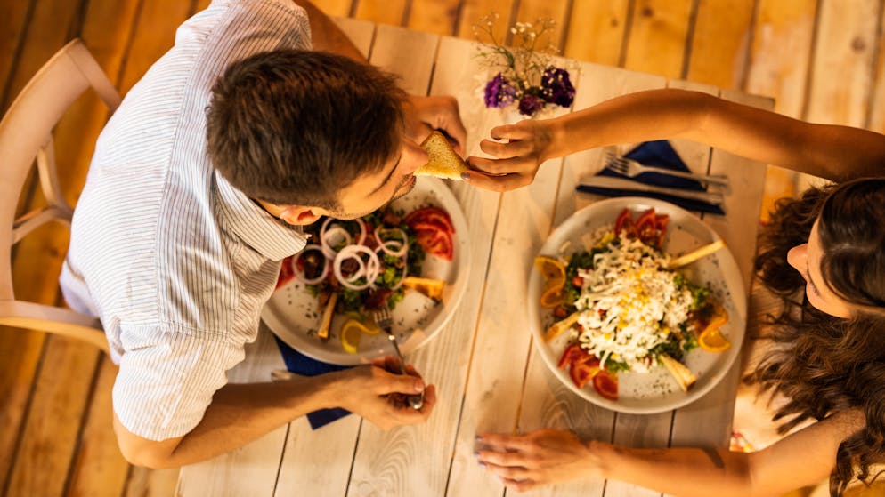 Frauen sind nicht nur anders als Männer, sie essen und trinken auch anders, oft strukturierter. 