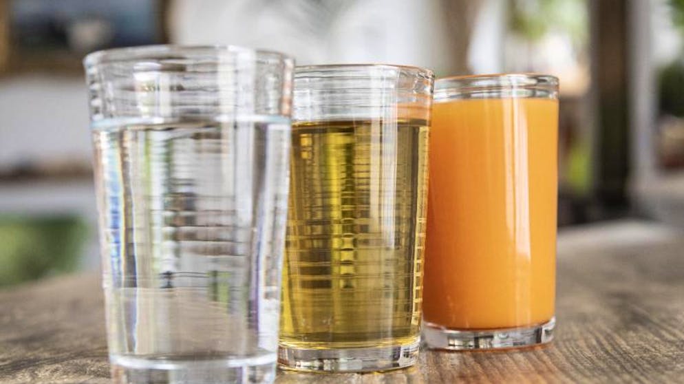 Was Entgiftungskuren bringen. Sie gehören zu fast jeder Fastenkur dazu: Wasser, Kräutertees und Gemüsesäfte.