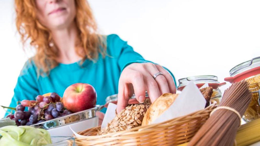 Was Entgiftungskuren bringen. Eine Detox-Kur kann laut Experten ein Einstieg in eine Essverhaltensänderung sein: hin zu einer bewussteren und ausgewogeneren Kost. Sie sollte aber nicht ohne ärztliche Aufsicht erfolgen.