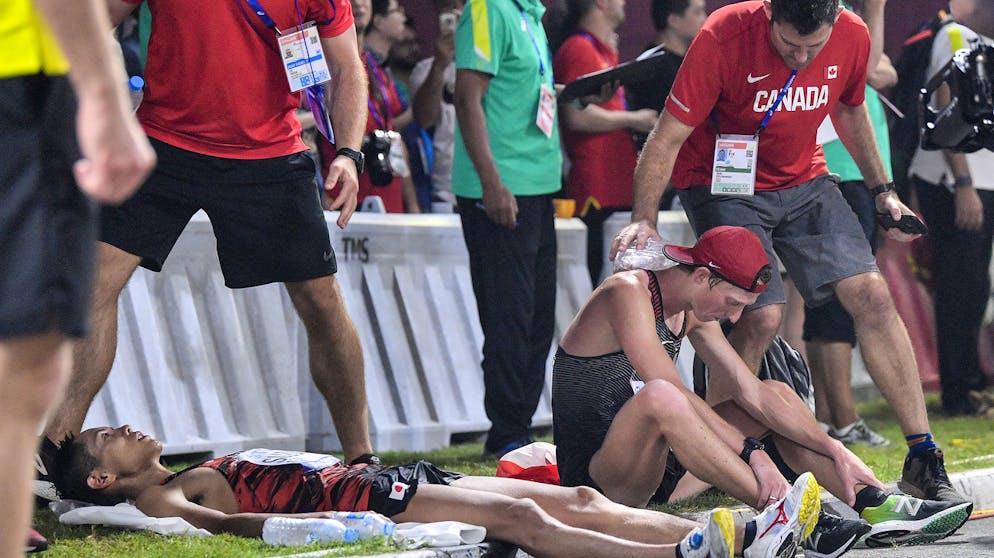 Die besten Bilder der Leichtathletik-WM 2019. Sowohl bei den Frauen als auch bei den Männern, müssen beim Marathon unzählige Athleten aufgeben. Die Temperaturen und die Luftfeuchtigkeit sind unerträglich.