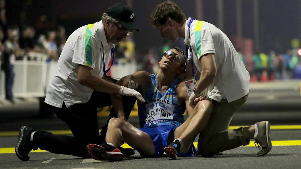 Die besten Bilder der Leichtathletik-WM 2019. Zuschauer sind kaum an der Strecke, zum Glück mangelt es aber nicht an Helfern.