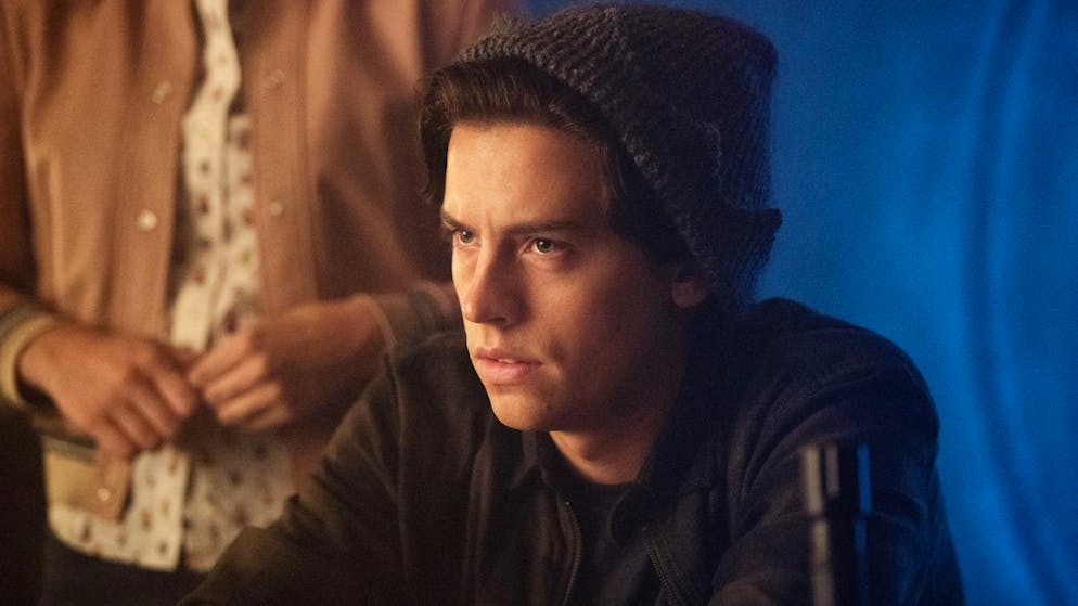 Das sind die Serien-Hits im Oktober. Der Cliffhanger am Ende der dritten Staffel versetzte «Riverdale»-Fans in Aufruhr – und der Trailer trug nicht zur Beruhigung bei: Jughead (Cole Sprouse) scheint verschwunden zu sein. Doch bevor sein Geheimnis gelüftet wird, beginnt die vierte Staffel am 10. Oktober bei Netflix mit einer Gedenkepisode an den verstorbenen Darsteller Luke Perry.
