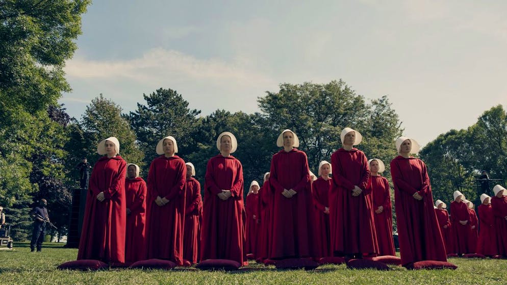 Das sind die Serien-Hits im Oktober. Nachdem «The Handmaid's Tale – Der Report der Magd» hierzulande nur zum Streamen, Leihen oder Kaufen verfügbar war, hat sich SRF 1 nun die Rechte an der eidgenössischen Free-TV-Ausstrahlung gesichert. Ab 30. Oktober, 23.00 Uhr, entführt die preisgekrönte erste Staffel in ein faschistisches Regime, in dem Frauen zu «Gebärmaschinen» degradiert wurden.