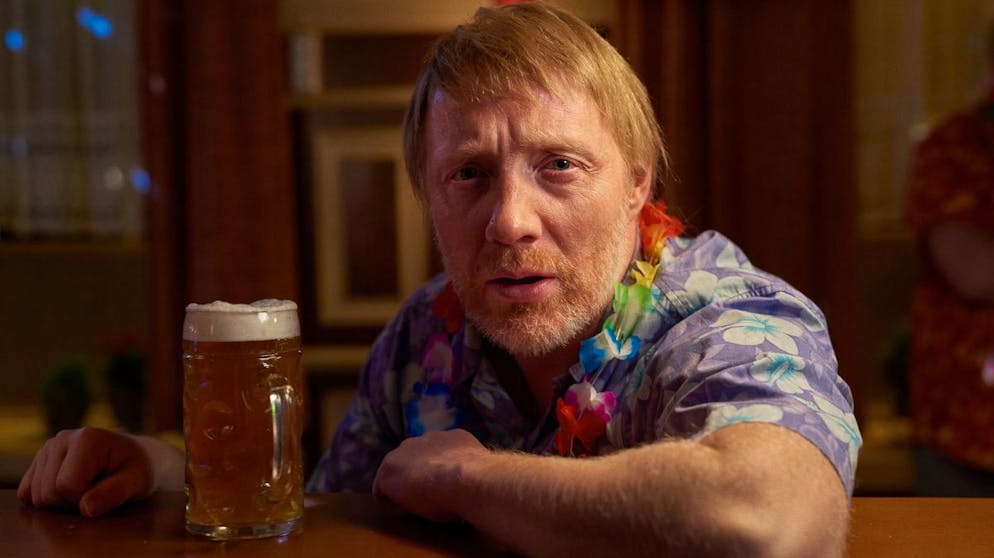 Das sind die Serien-Hits im Oktober. Wer hat den Mann der Wirtin ermordet? Diese Frage steht im Mittelpunkt der neuen Eigenproduktion «Prost Mortem» von 13th Street (über Teleclub empfangbar), in der laut Sender «deutsch-österreichischer Kneipenflair auf kriminelle Machenschaften trifft.» Gebechert und gemordet wird ab 9. Oktober, 21.00 Uhr, unter anderem mit Simon Schwarz aus den Eberhofer-Krimis.