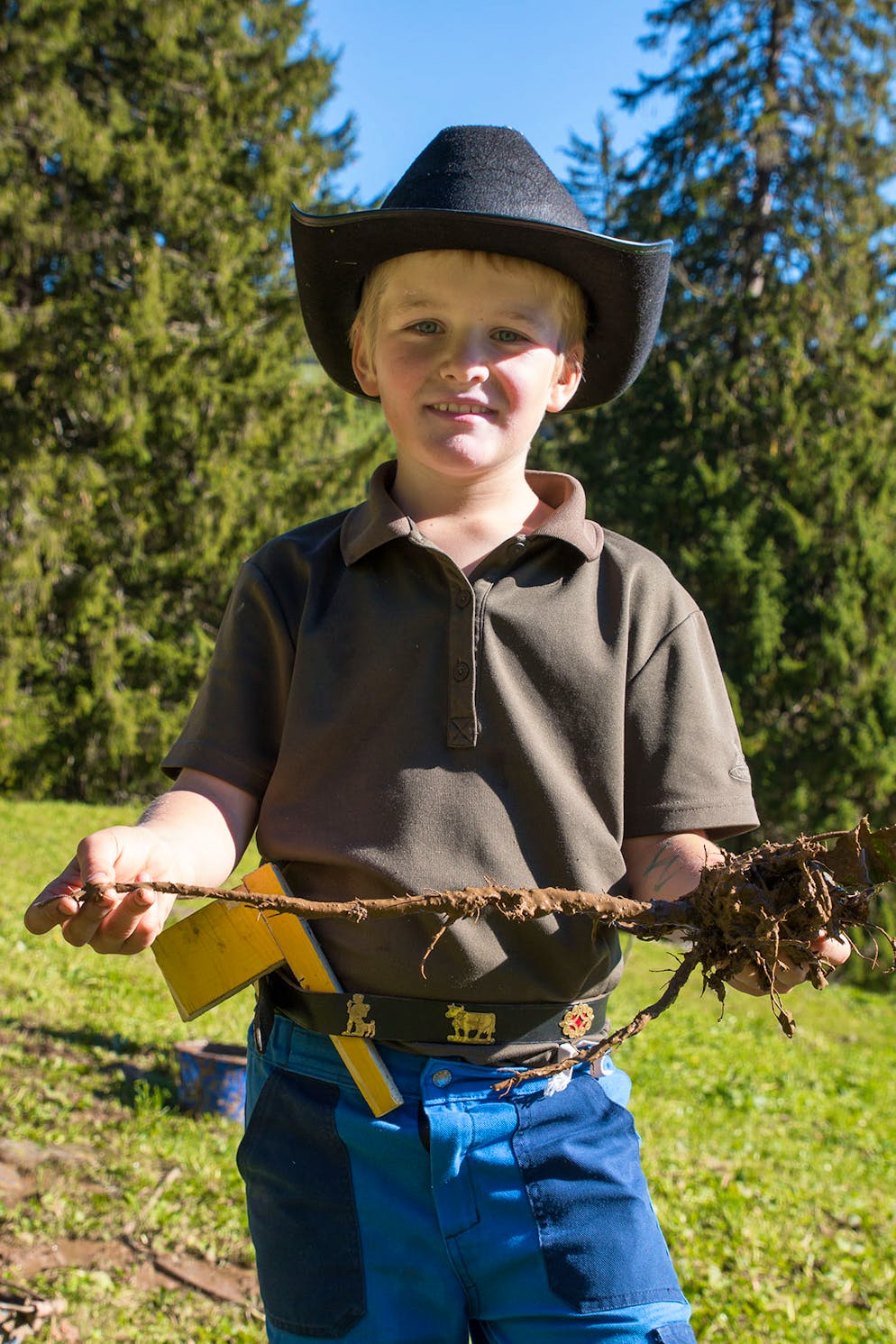 Auch Corsin, Balz’ ältester Sohn, packt tatkräftig mit an – und staunt nicht schlecht, wie lang die Wurzen der oberflächlich ziemlich unscheinbaren Blacken sind.