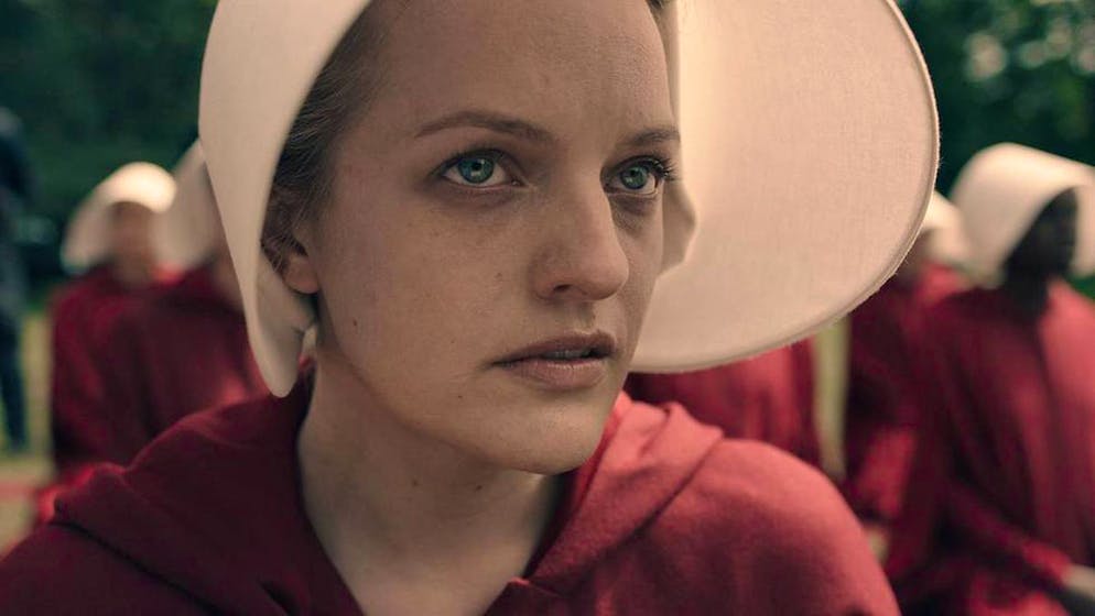 Das sind die Serien-Hits im Oktober. Lange mussten sich die Fernsehzuschauer gedulden, nun ist es endlich soweit: «The Handmaid's Tale – Der Report der Magd» mit «Mad Men»-Star Elisabeth Moss feiert seine Free-TV-Premiere bei SRF 1. Doch die mehrfach ausgezeichnete Dystopie ist längst nicht das einzige Serien-Highlight, das im Oktober ansteht.