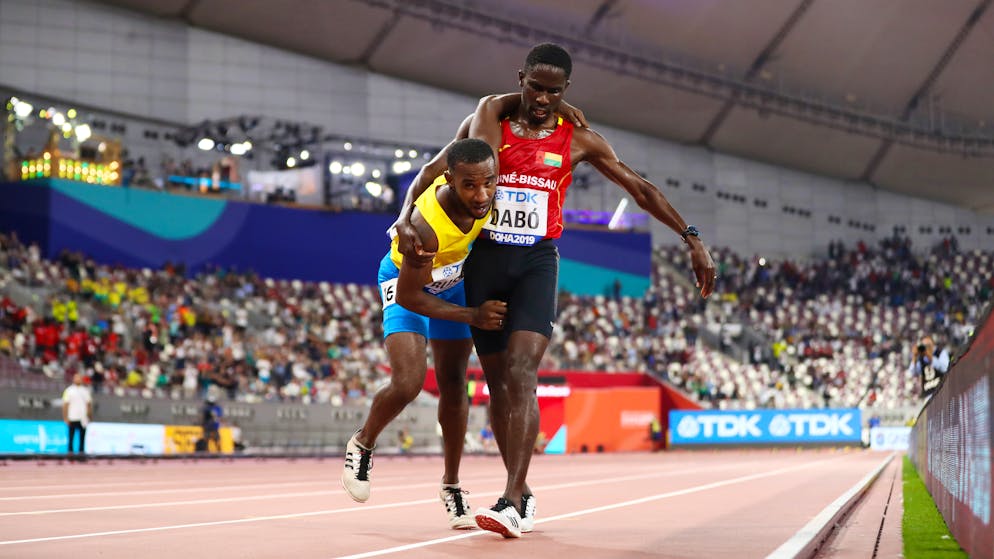 Die besten Bilder der Leichtathletik-WM 2019. Es ist DAS Bild der WM: Jonathan Busby aus Aruba ist beim 5’000-Meter-Lauf völlig erschöpft und steht kurz vor dem Zusammenbruch. Sein Kontrahent Braima Suncar Dabo aus Guinea-Bissau beweist aber grossen Sportgeist und schleppt seinen Kontrahenten über die Ziellinie, lässt ihm gar den Vortritt.