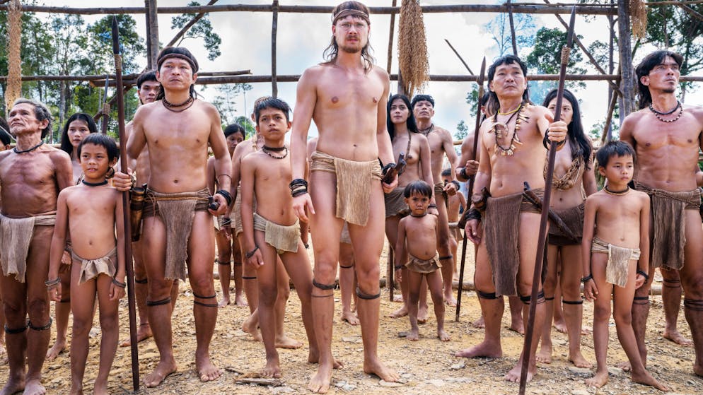 Bruno Manser: Der Film. Mit Blockaden wollten Manser und die Penans die Holfäller-Industrie aufhalten.