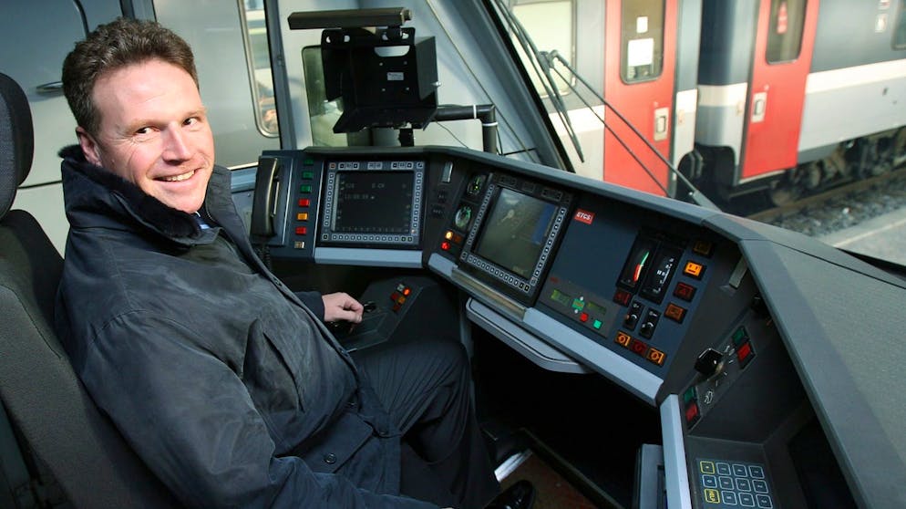 SBB-Chef Andreas Meyer. Andreas Meyer sitzt an seinem ersten Arbeitstag als Vorsitzender der Geschäftsleitung SBB AG im Führerstand einer Re Typ 460, am Donnerstag 28. Dezember 2006 in Basel. Der Bahn-CEO erhält angeblich das höchste Salär eines Angestellten in einem bundesnahen Betrieb der Schweiz.