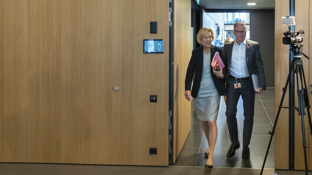 SBB-Chef Andreas Meyer. Andreas Meyer (rechts), und VR-Präsidentin Monika Ribar kommen am 4. September 2019 in Bern zur Medienkonferenz. Sie war einberufen worden, um die Halbjahreszahlen der SBB vorzustellen, dann kam die unerwartete Ankündigung von Meyers Rücktritt per Ende Jahr. 