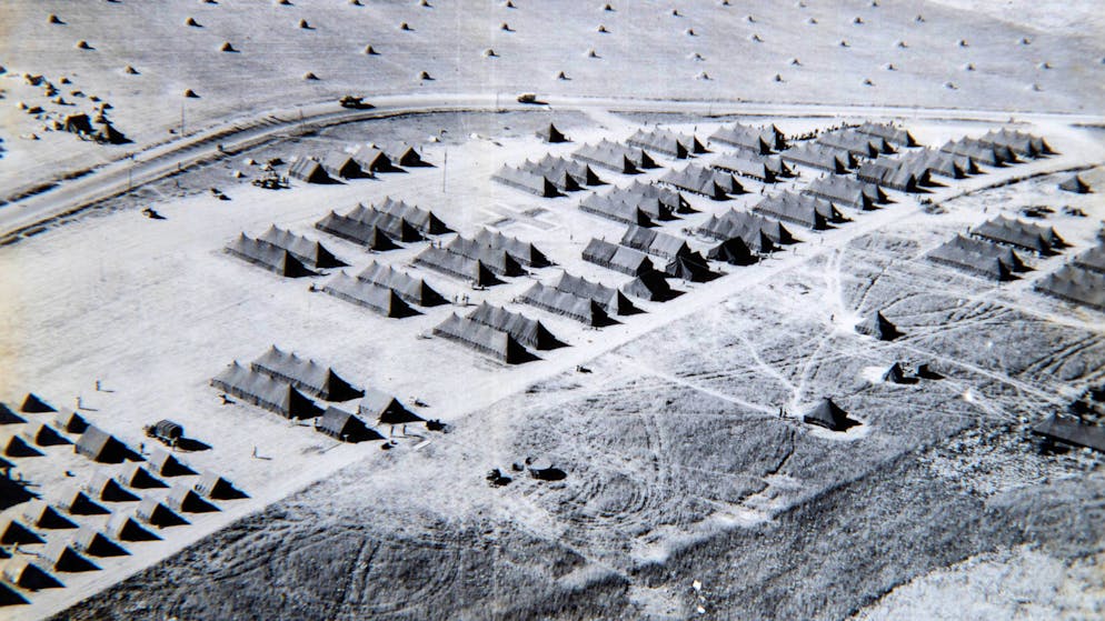 Der Zweite Weltkrieg aus der Sicht eines britischen Hauptmanns. Ein Kriegsgefangenenlager für deutsche Soldaten in der Nähe von Tunis, Tunesien.