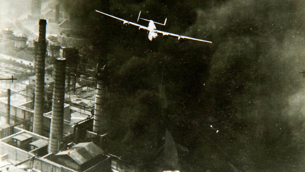 Der Zweite Weltkrieg aus der Sicht eines britischen Hauptmanns. Ein Bomber beim Angriff auf eine deutsche Raffinerie in Ploiesti in Rumänien.