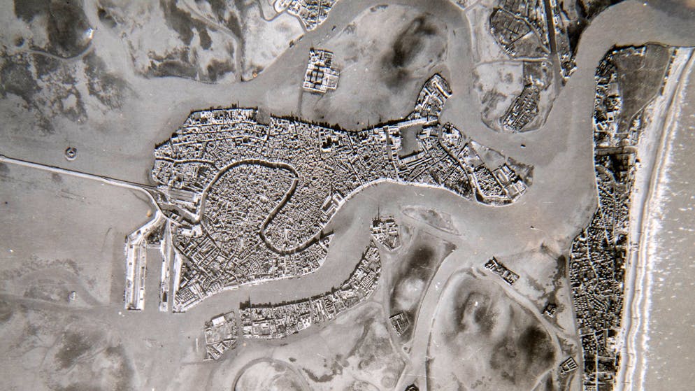 Der Zweite Weltkrieg aus der Sicht eines britischen Hauptmanns. Cooper fotografierte nicht nur die Schrecken des Krieges, sondern schoss auch Luftbilder intakter Städte – hier die Lagunenstadt Venedig.