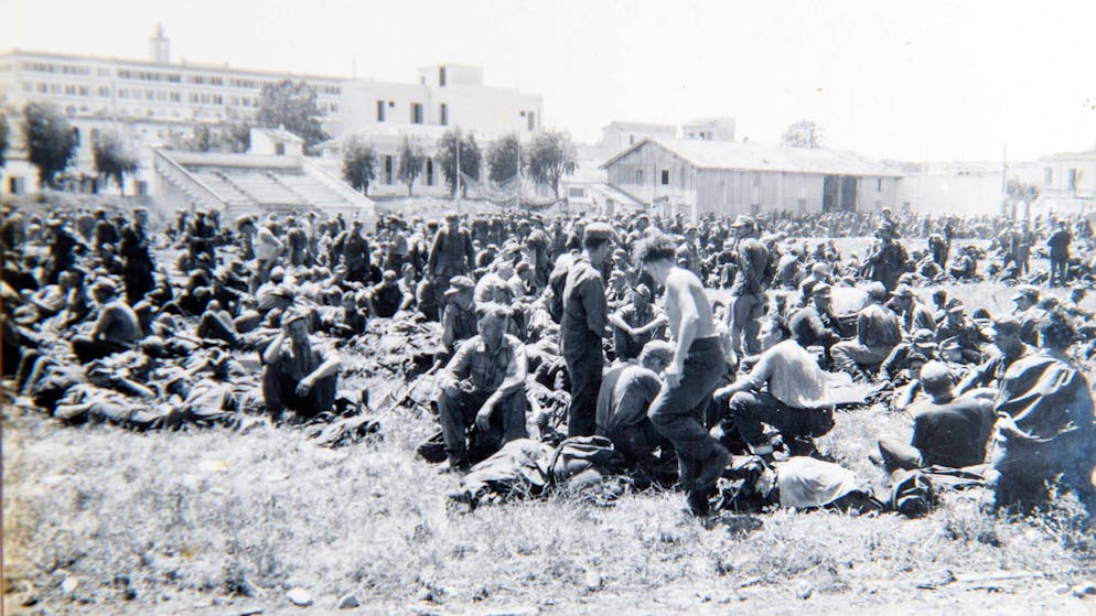 Der Zweite Weltkrieg aus der Sicht eines britischen Hauptmanns. Die internierten Deutschen in dem Lager in Nordafrika.