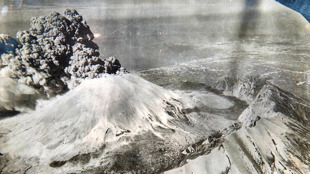 Der Zweite Weltkrieg aus der Sicht eines britischen Hauptmanns. An dieser Rauchsäule trugen weder Alliierte noch Achsenmächte eine Mitschuld: Der Vesuv nach einem Ausbruch im März 1944.