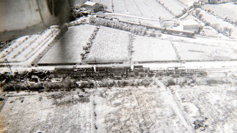 Der Zweite Weltkrieg aus der Sicht eines britischen Hauptmanns. Ein deutscher Zug bei Rimini, zerstört durch einen Bombenangriff.