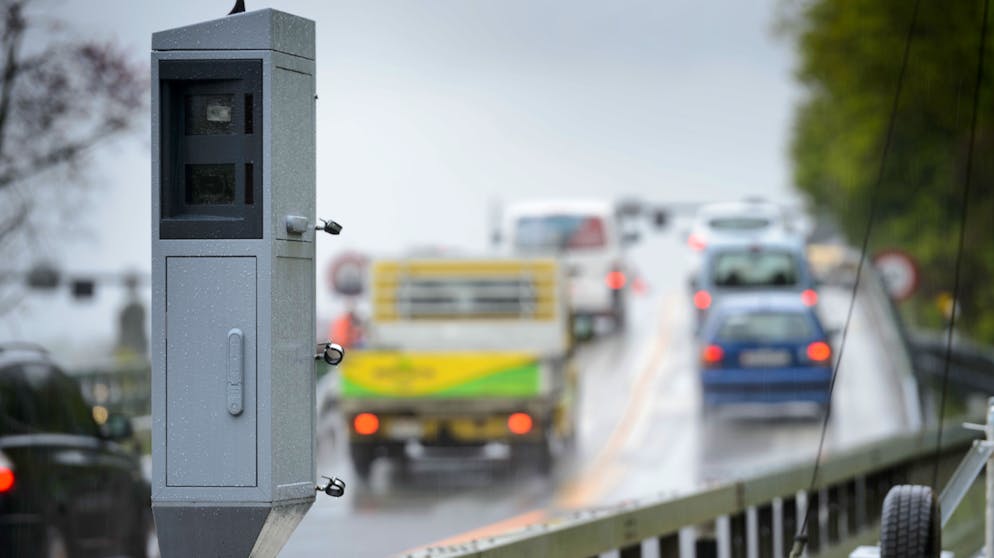 In der Schweiz ist es seit einigen Jahren verboten, vor Blitzern zu warnen.