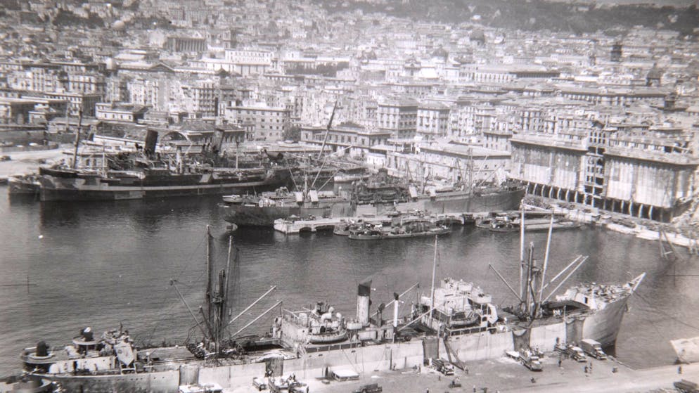 Der Zweite Weltkrieg aus der Sicht eines britischen Hauptmanns. Der Hafen von Neapel vor dem Bombardement durch die Allierten…