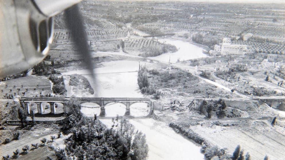 Der Zweite Weltkrieg aus der Sicht eines britischen Hauptmanns. Eine Brücke über den Tiber bei Rom, die ebenfalls den Bomben zum Opfer fiel.