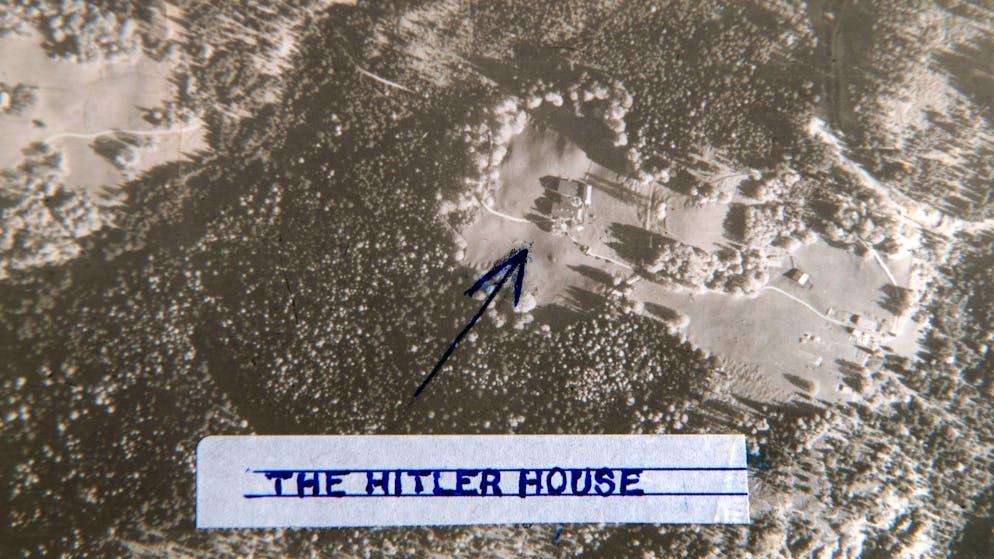 Der Zweite Weltkrieg aus der Sicht eines britischen Hauptmanns. Ein Luftbild von Adolf Hitlers Rückzugsort in Berchtersgaden in Bayern unweit der Grenze zu Österreich.