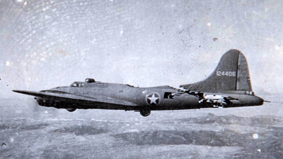 Der Zweite Weltkrieg aus der Sicht eines britischen Hauptmanns. Eine durch einem Zusammenstoss übel zugerichtete B 17 «Flying Fortress» – der Bomber konnte trotz Schäden sicher landen.