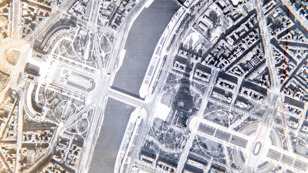 Der Zweite Weltkrieg aus der Sicht eines britischen Hauptmanns. Bei diesem Bild verrät der Schatten des Eiffelturms, dass es sich um Paris handelt.