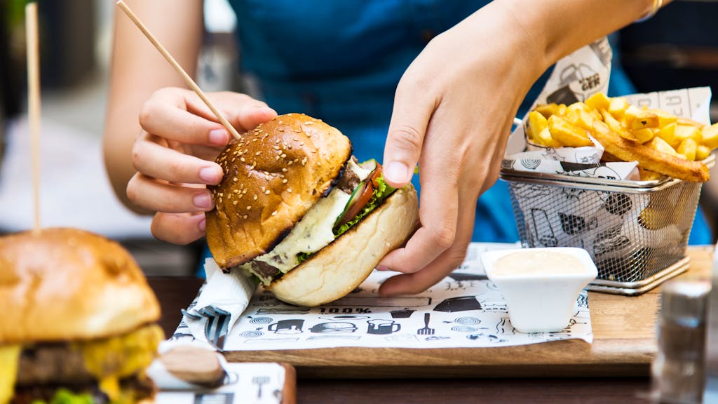 Schummeltag. Diät – wie sinnvoll sind Cheat Days wirklich?